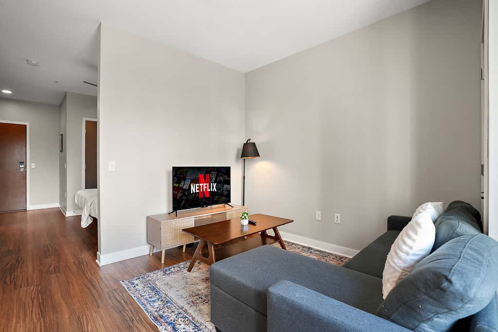 CozySuites in Marquee Studio King with pool & gym