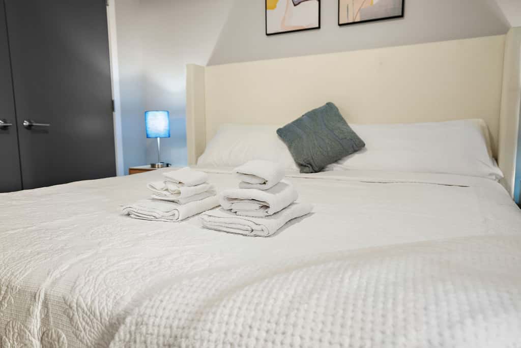 CozySuites in Marquee Studio King with pool & gym