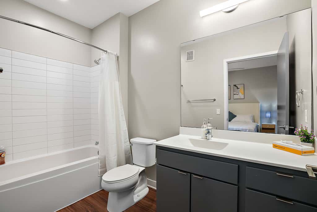 CozySuites in Marquee Studio King with pool & gym
