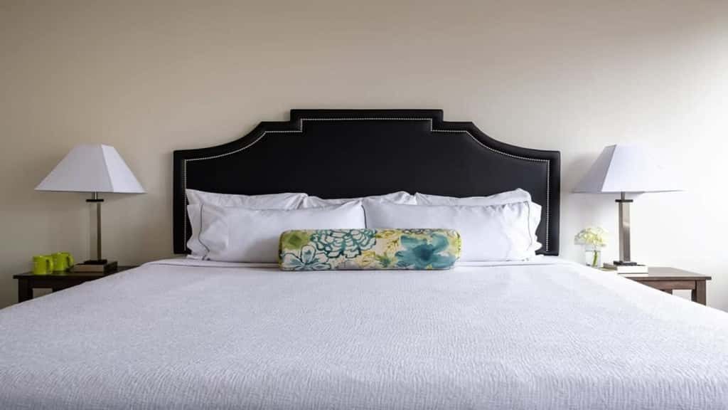 TWO Comfort CozySuites at LTV 4BR with Pool, Gym