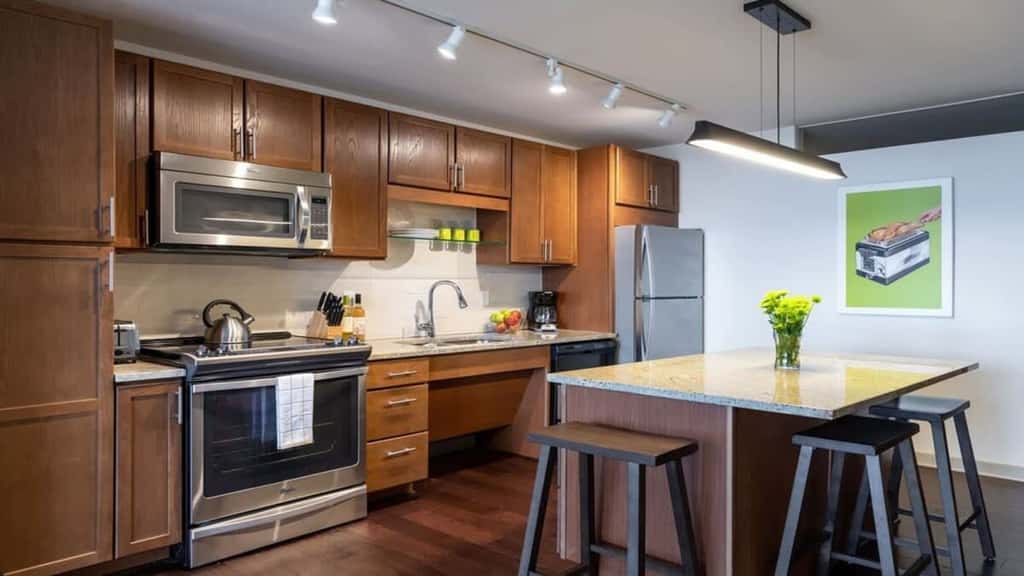 TWO Comfort CozySuites at LTV 4BR with Pool, Gym