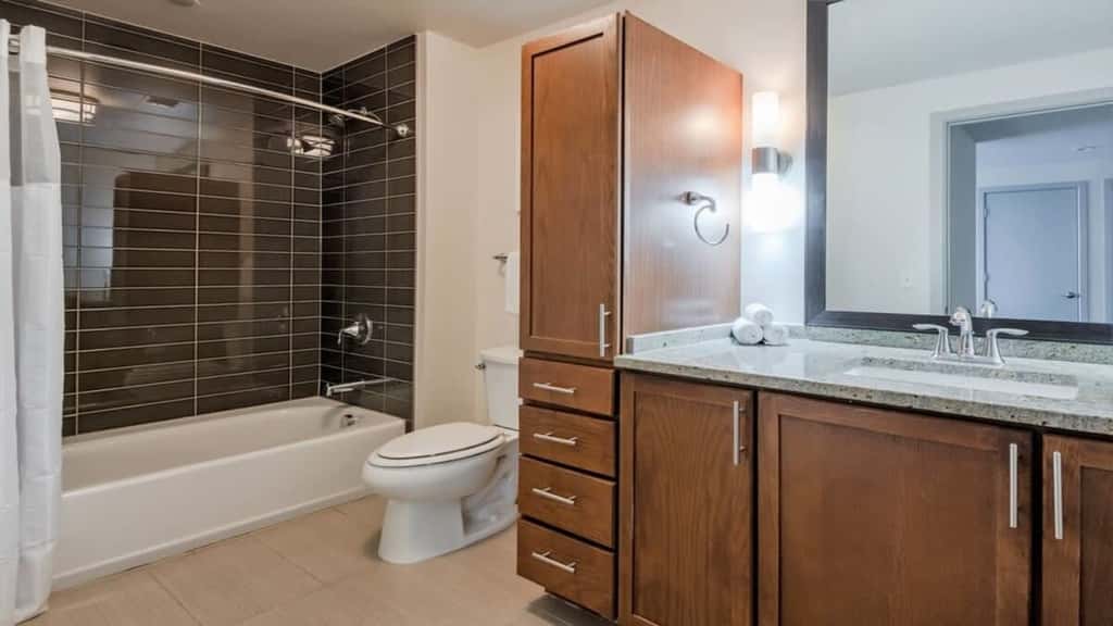 TWO Comfort CozySuites at LTV 4BR with Pool, Gym