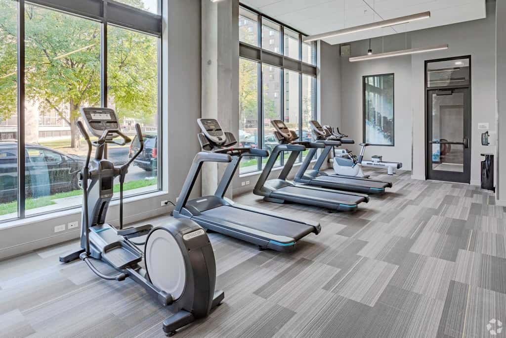 CozySuites Marquee 1BR w/ pool & gym | King bed