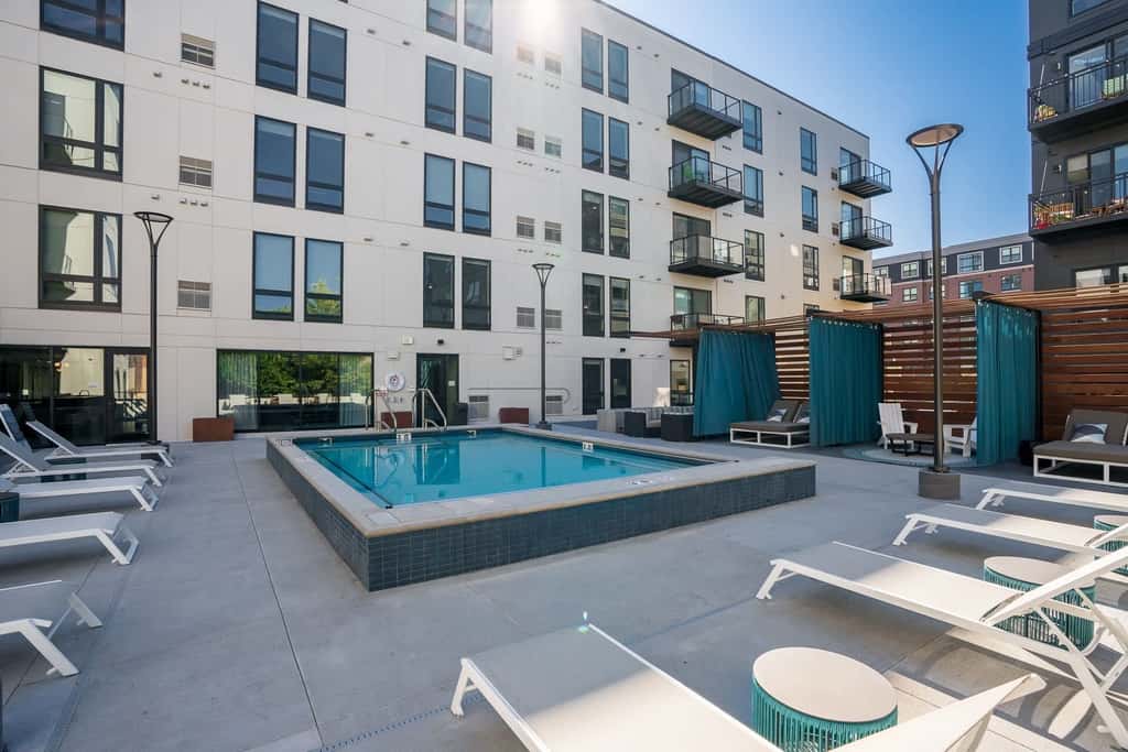 CozySuites Marquee 1BR w/ pool & gym | King bed