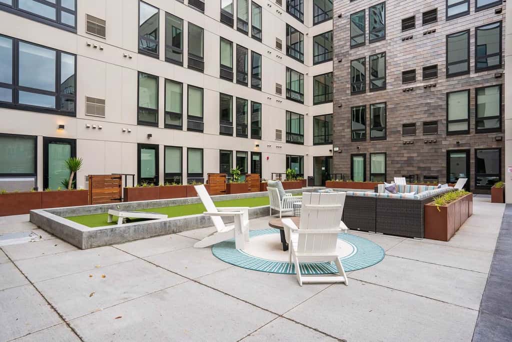 CozySuites Marquee 1BR w/ pool & gym | King bed