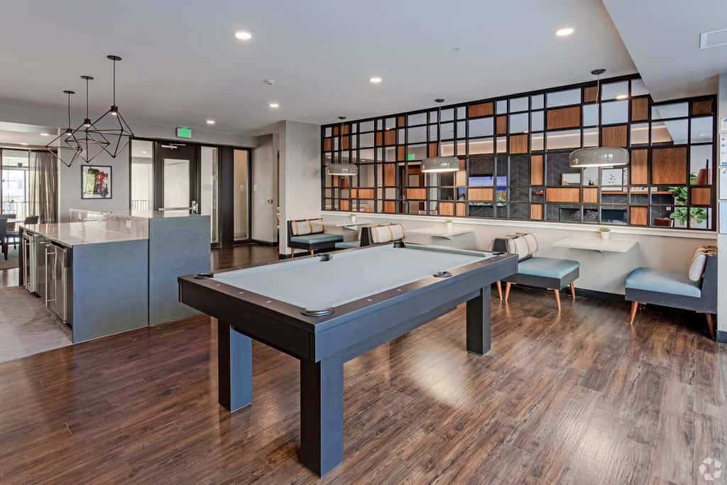 CozySuites Marquee 1BR w/ pool & gym | King bed