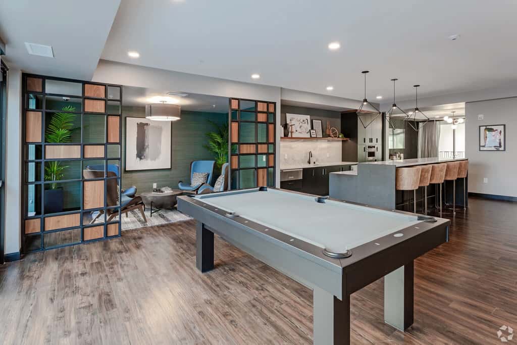 CozySuites Marquee 1BR w/ pool & gym | King bed