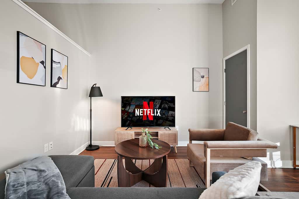 CozySuites Marquee 1BR w/ pool & gym | King bed