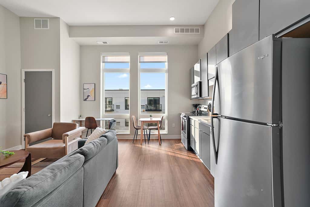 CozySuites Marquee 1BR w/ pool & gym | King bed