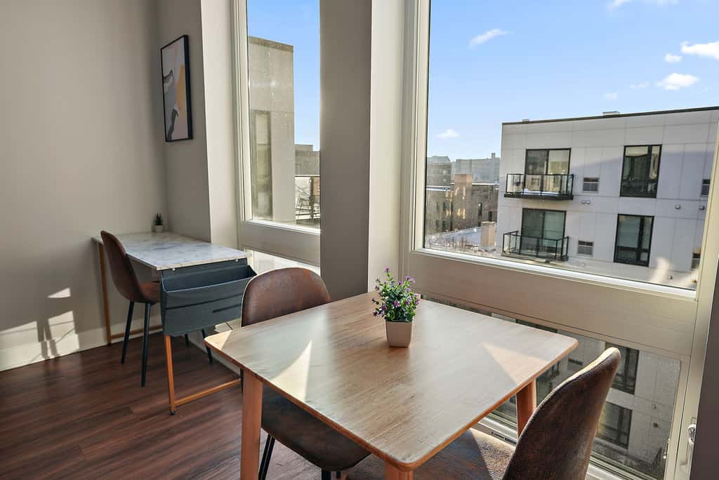 CozySuites Marquee 1BR w/ pool & gym | King bed
