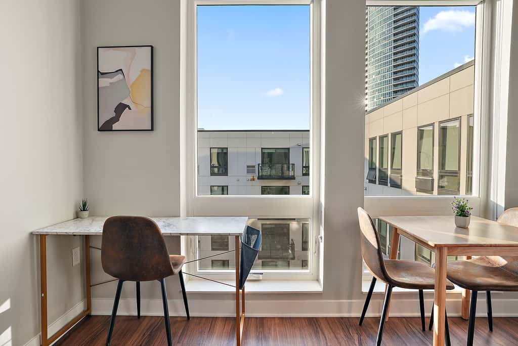 CozySuites Marquee 1BR w/ pool & gym | King bed