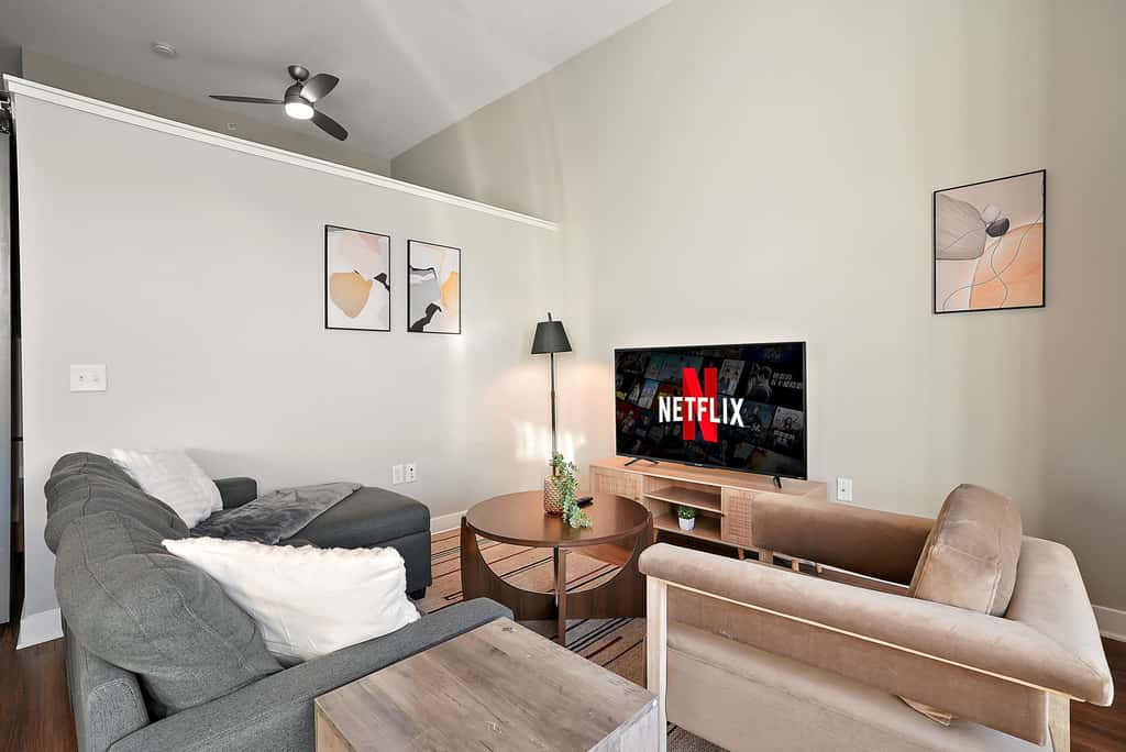 CozySuites Marquee 1BR w/ pool & gym | King bed