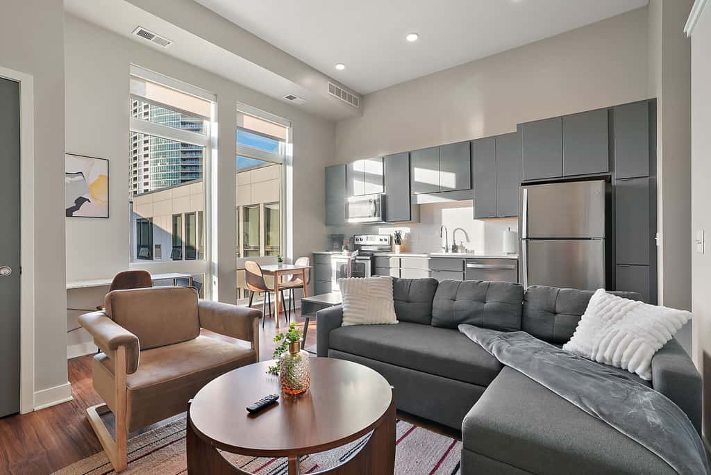 CozySuites Marquee 1BR w/ pool & gym | King bed