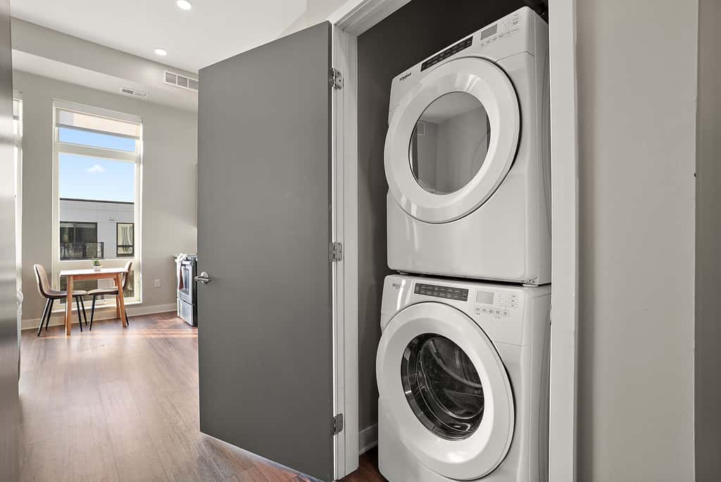 CozySuites Marquee 1BR w/ pool & gym | King bed