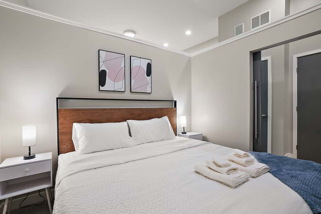 CozySuites Marquee 1BR w/ pool & gym | King bed
