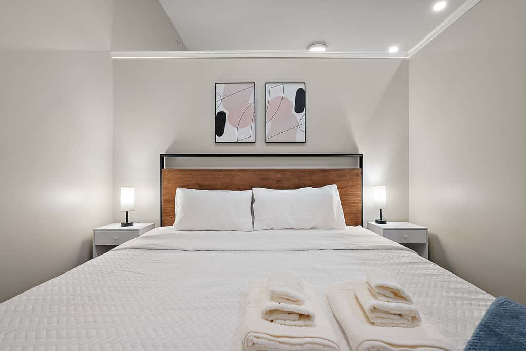 CozySuites Marquee 1BR w/ pool & gym | King bed