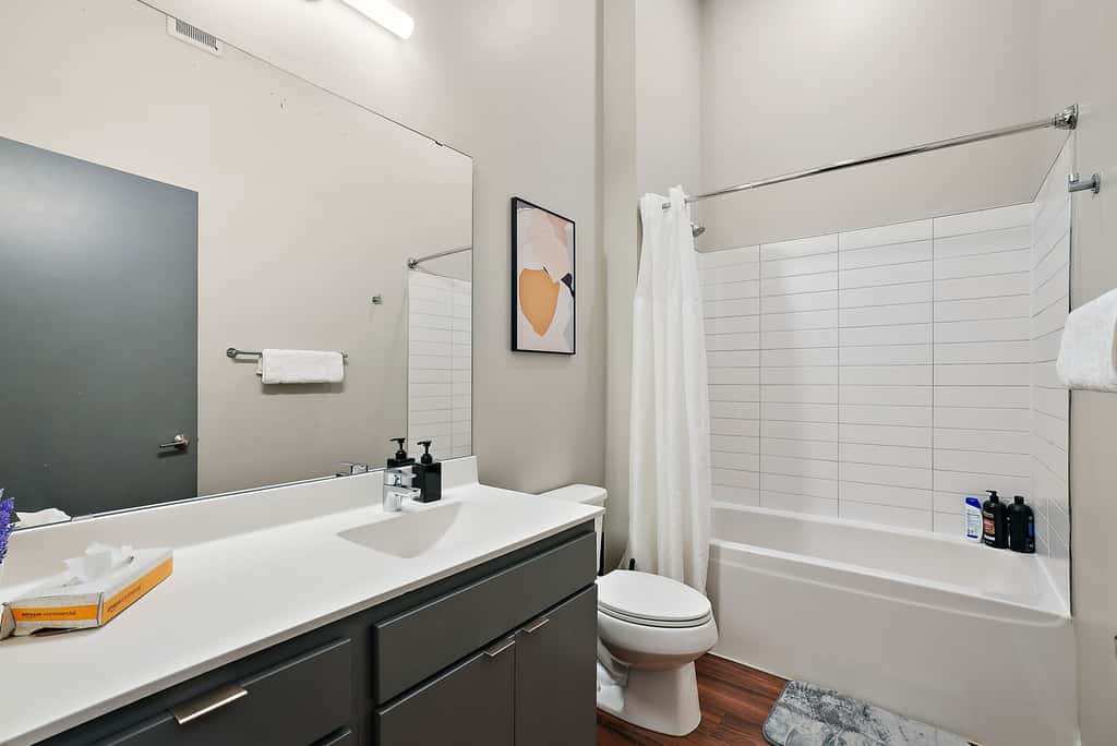 CozySuites Marquee 1BR w/ pool & gym | King bed