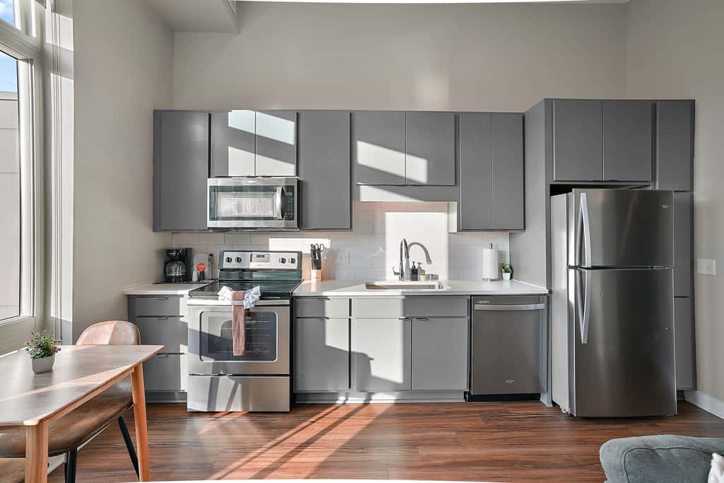 CozySuites Marquee 1BR w/ pool & gym | King bed