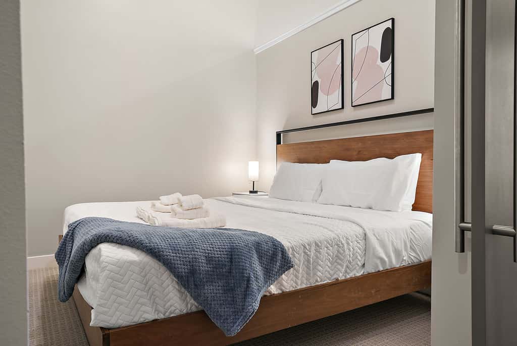 CozySuites Marquee 1BR w/ pool & gym | King bed
