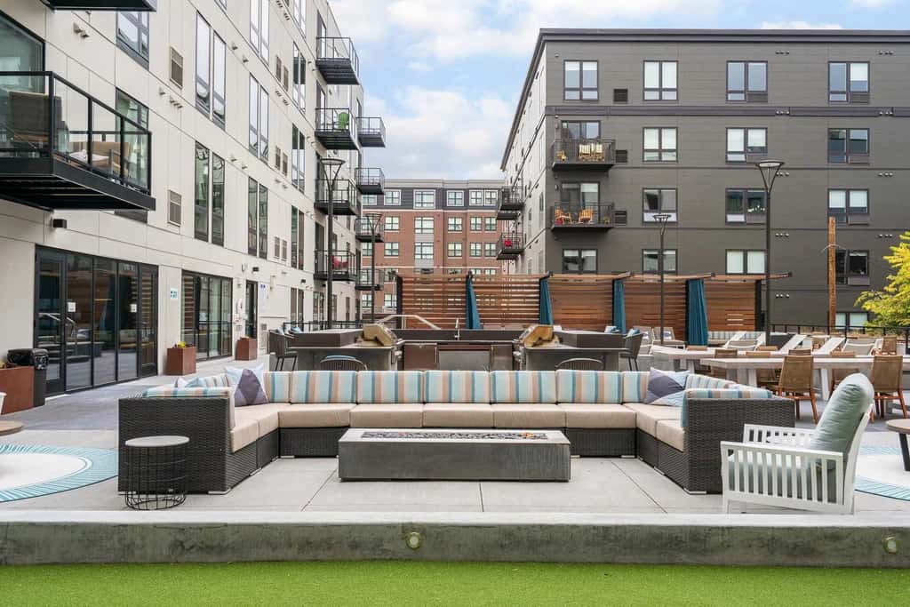 CozySuites in Marquee Studio Queen with pool & gym