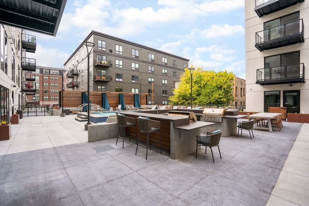 CozySuites in Marquee Studio Queen with pool & gym
