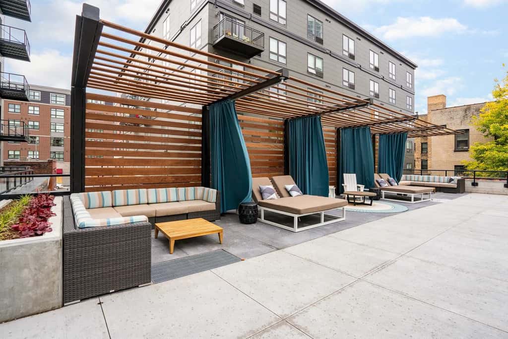CozySuites in Marquee Studio Queen with pool & gym