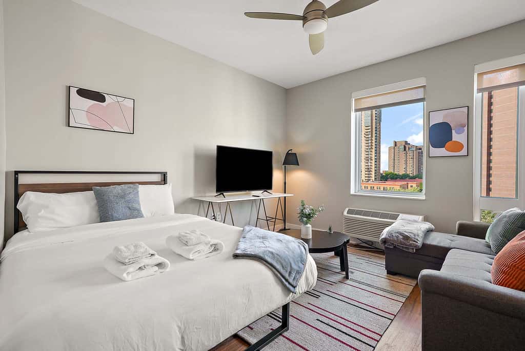 CozySuites in Marquee Studio Queen with pool & gym