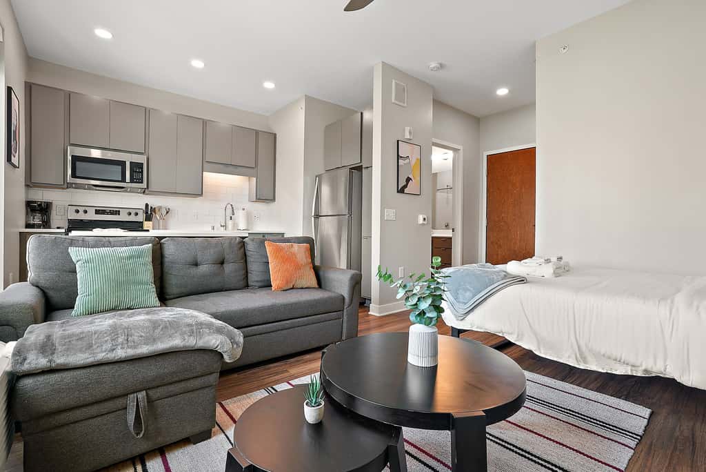 CozySuites in Marquee Studio Queen with pool & gym