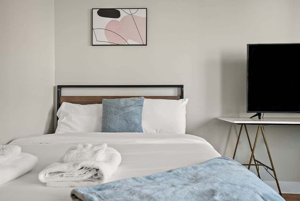 CozySuites in Marquee Studio Queen with pool & gym