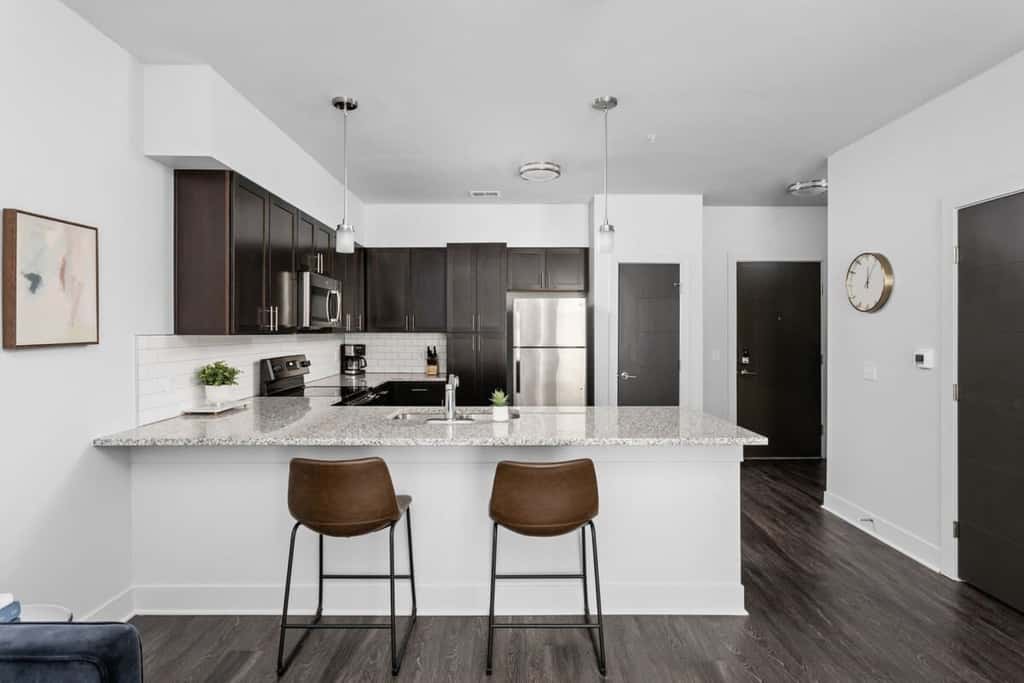 CozySuites Nora 2BR/1BA near Fashion Mall