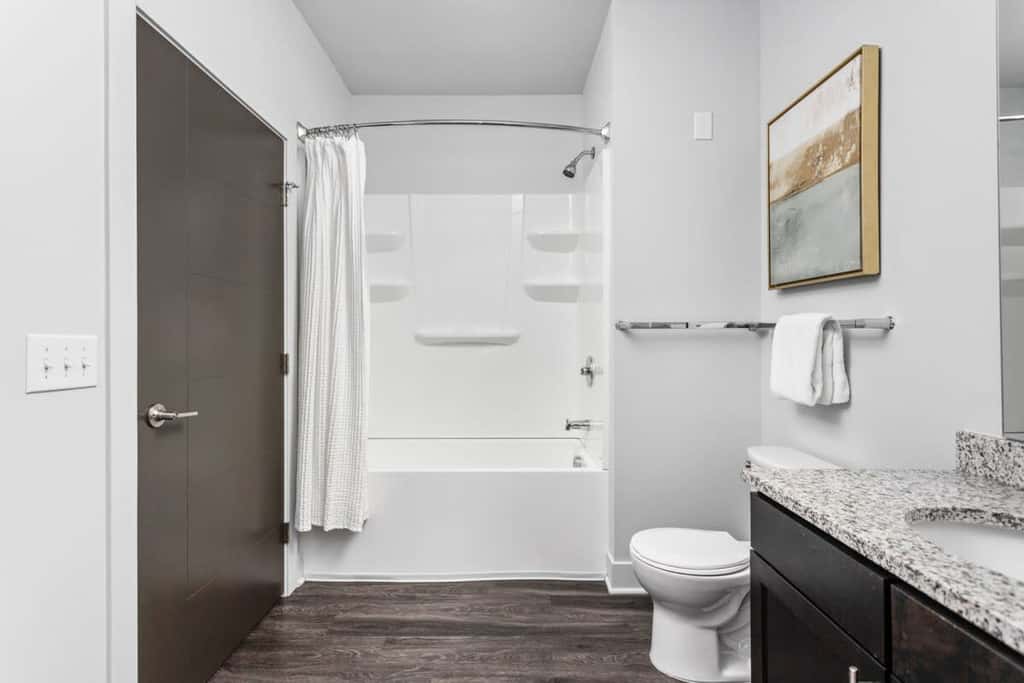 CozySuites Nora 2BR/1BA near Fashion Mall