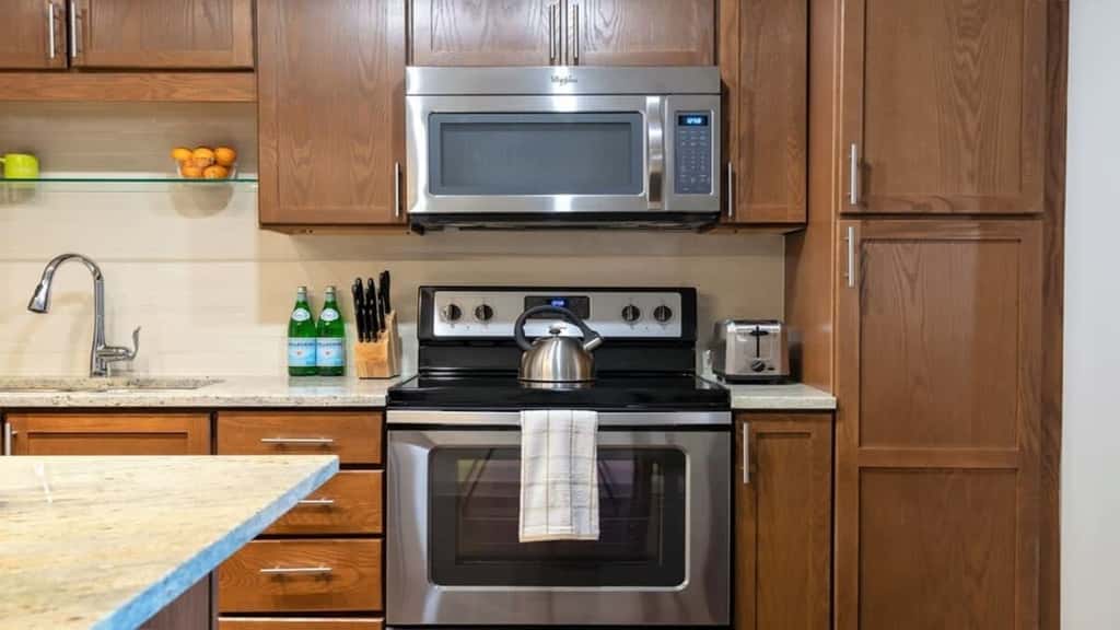 TWO Relaxed CozySuites at LTV 4BR with Pool, Gym