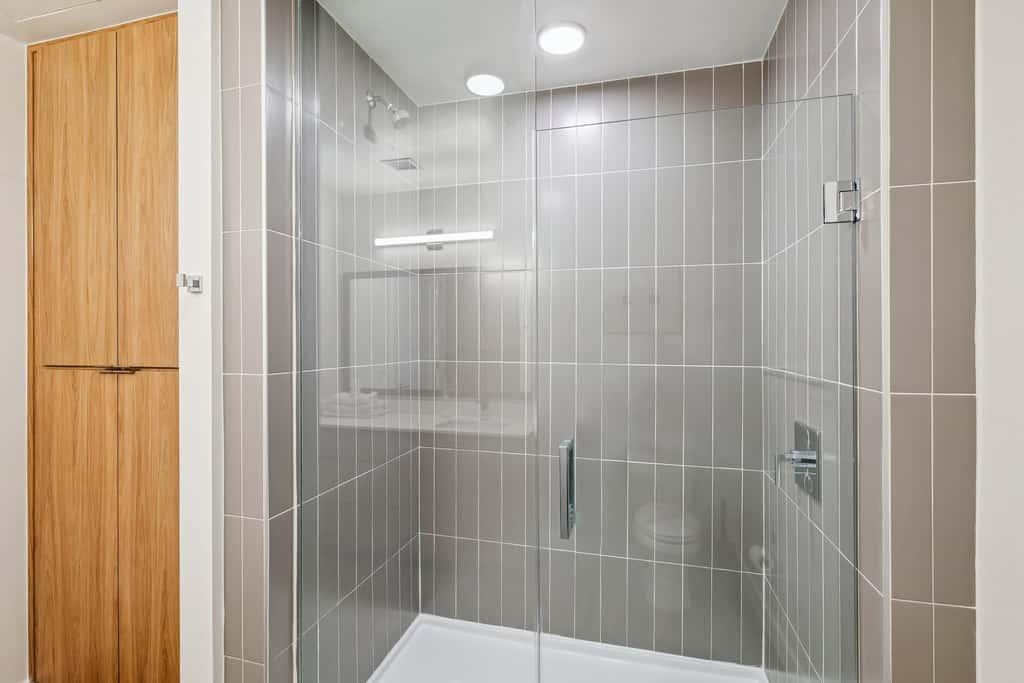 CozySuites Adeline - valet parking, gym, pool | 1BR