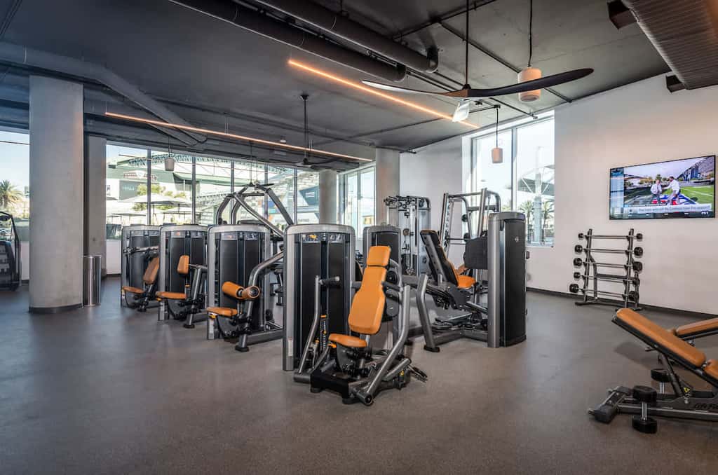 CozySuites Adeline 2BR - valet parking, gym, pool!