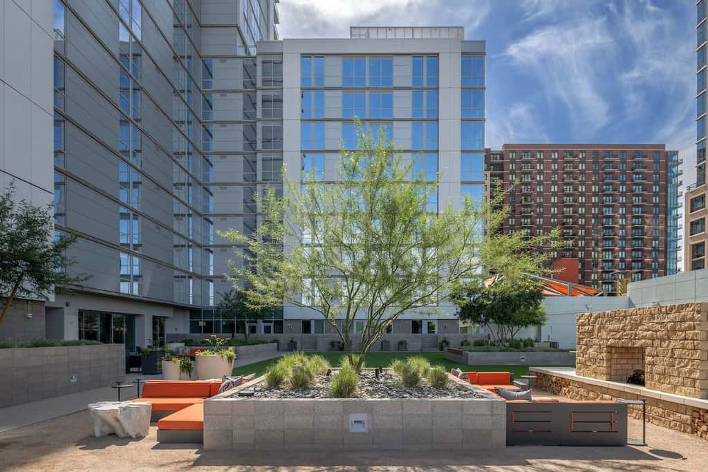 CozySuites Adeline 2BR - valet parking, gym, pool!