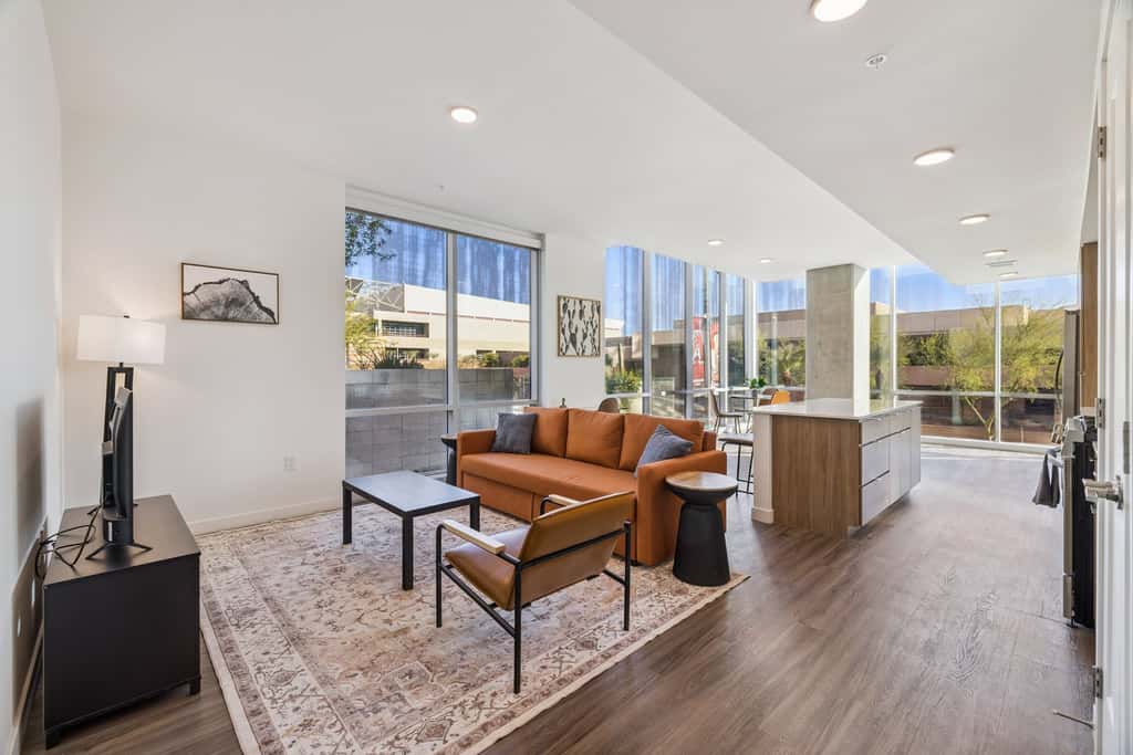 CozySuites Adeline 2BR - valet parking, gym, pool!