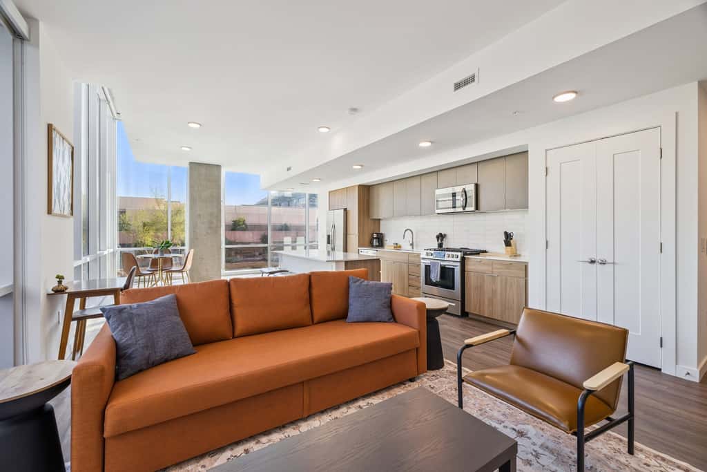 CozySuites Adeline 2BR - valet parking, gym, pool!