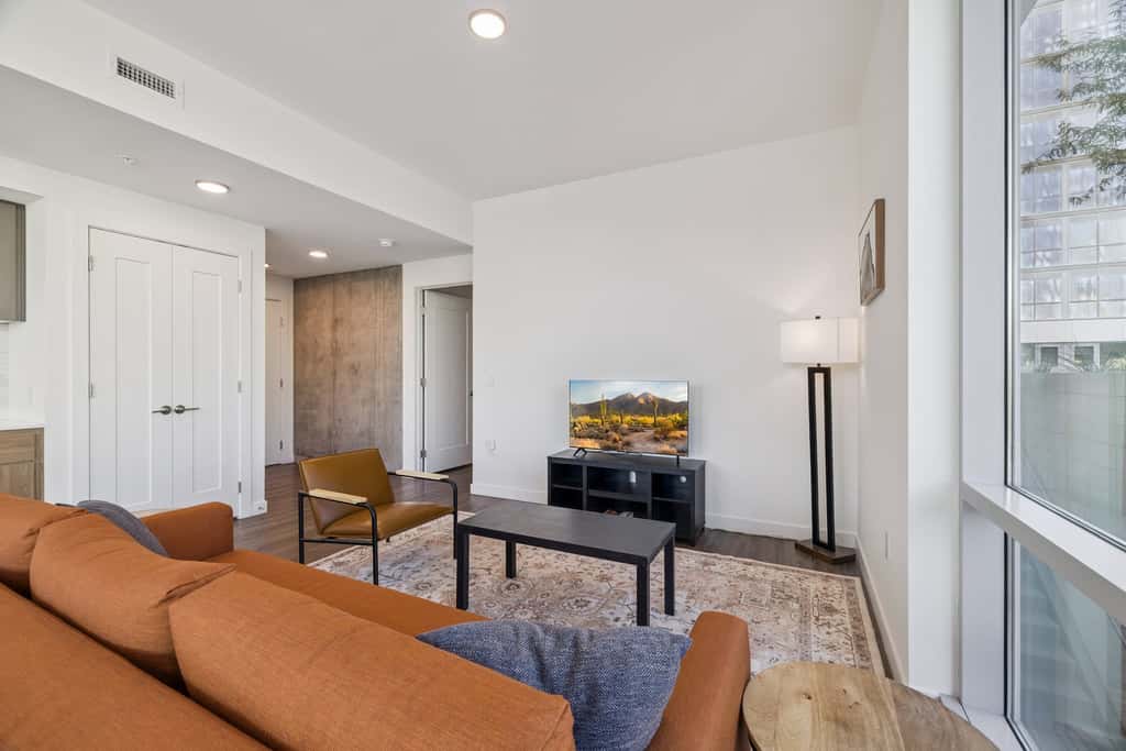 CozySuites Adeline 2BR - valet parking, gym, pool!
