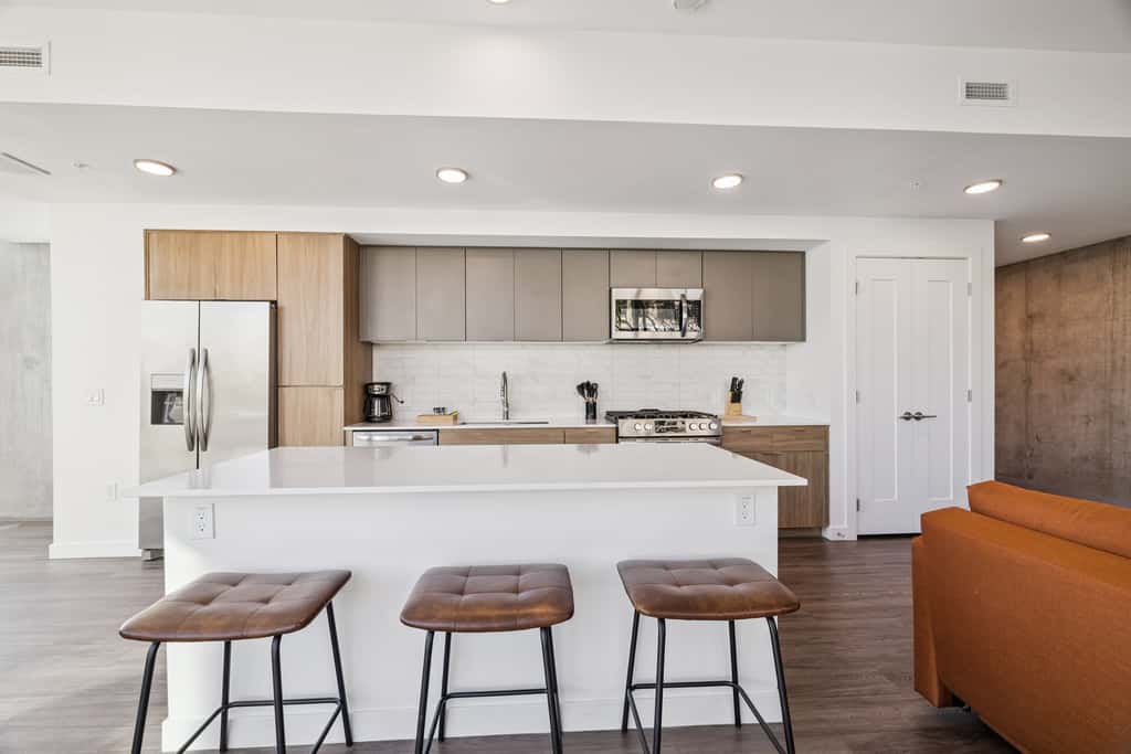 CozySuites Adeline 2BR - valet parking, gym, pool!