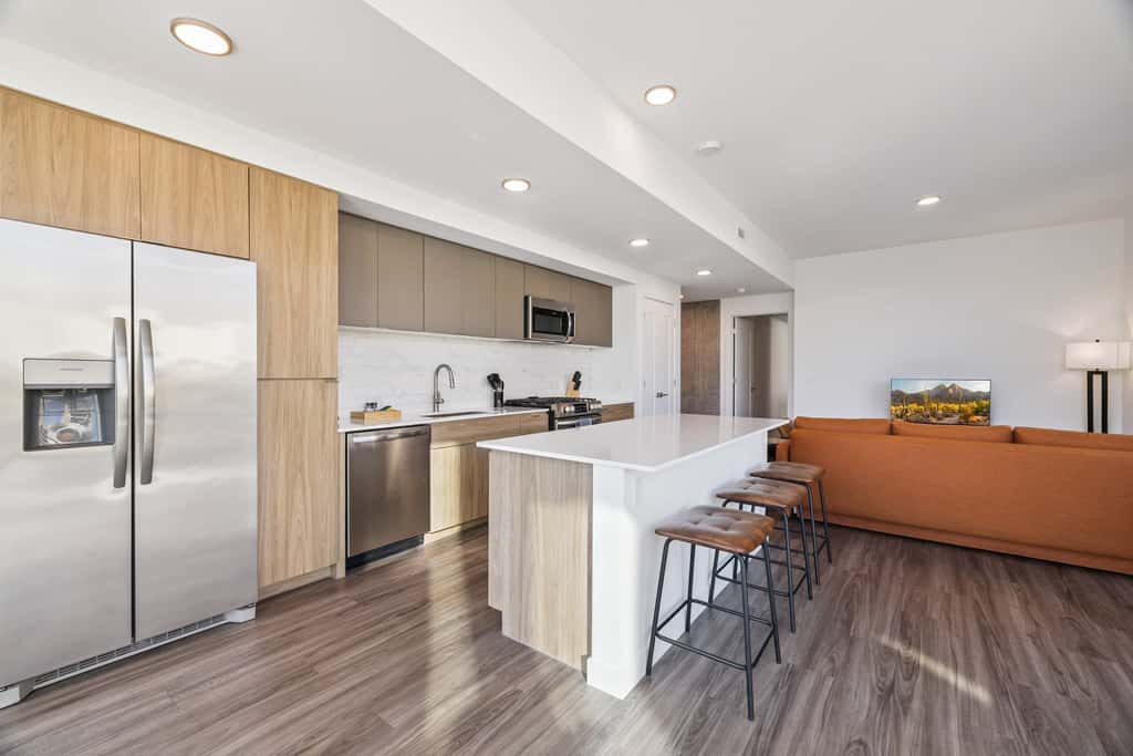 CozySuites Adeline 2BR - valet parking, gym, pool!