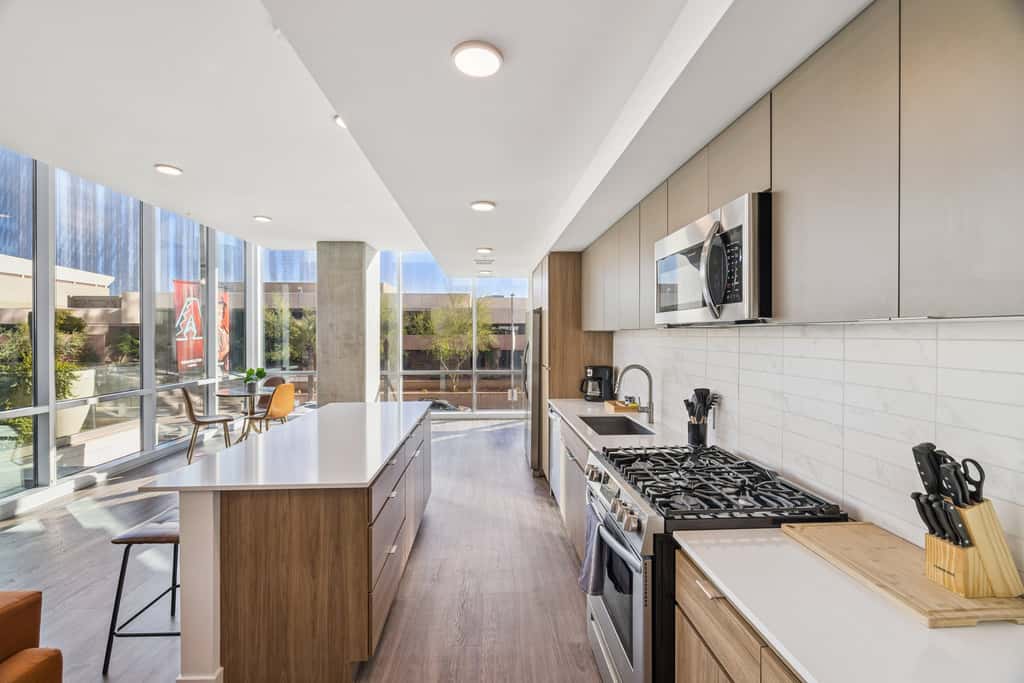 CozySuites Adeline 2BR - valet parking, gym, pool!