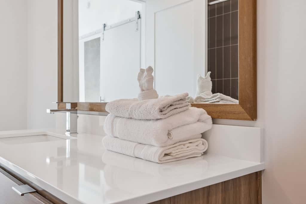 CozySuites Adeline 2BR - valet parking, gym, pool!