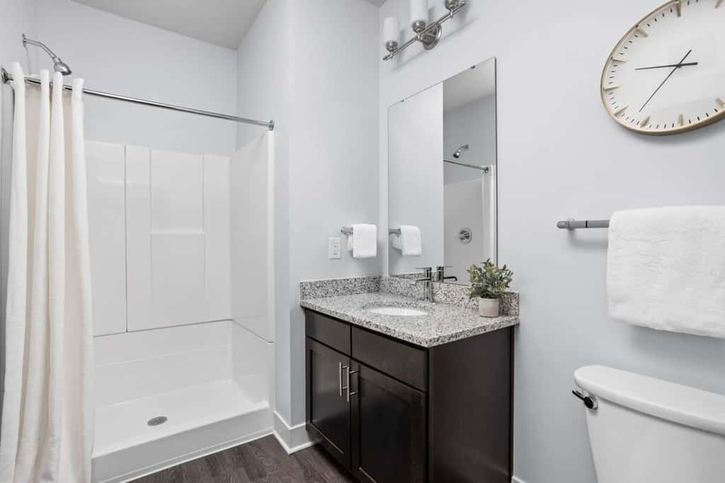 CozySuites Modern 2BR/2BA, Nora Indianapolis