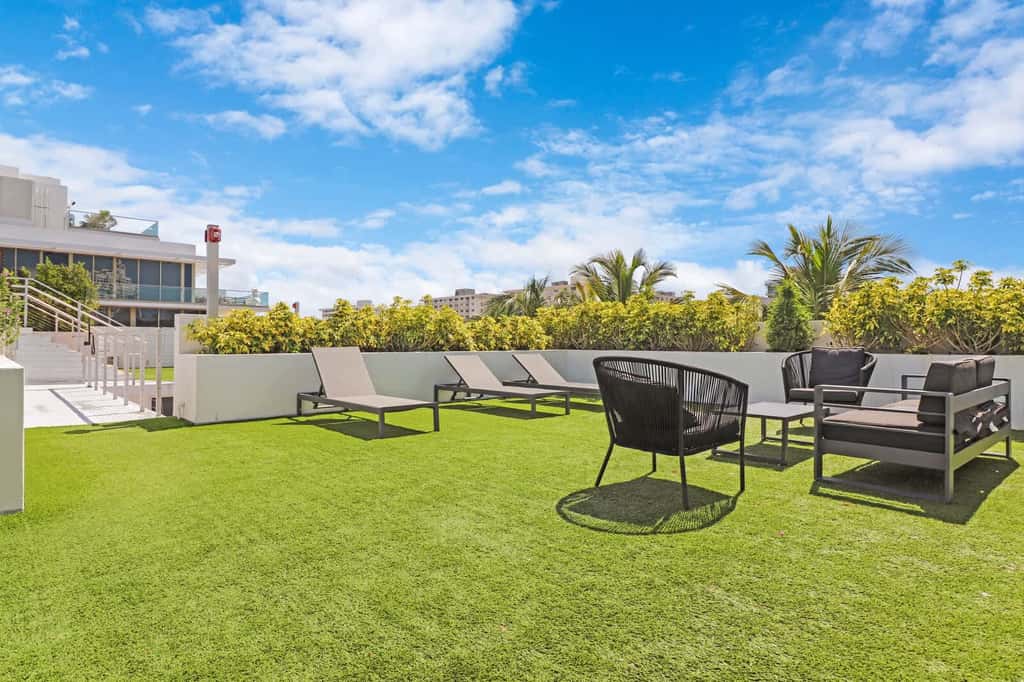 Roami at 250 Collins | Pool | Next to Beach | 1BR