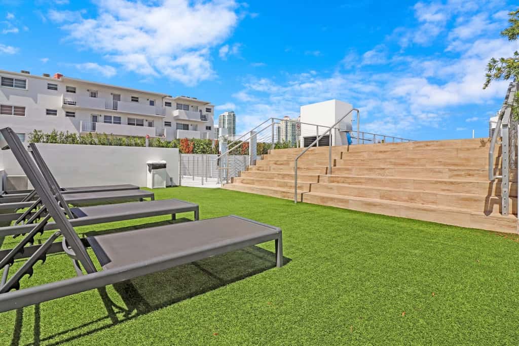 Roami at 250 Collins | Pool | Next to Beach | 1BR