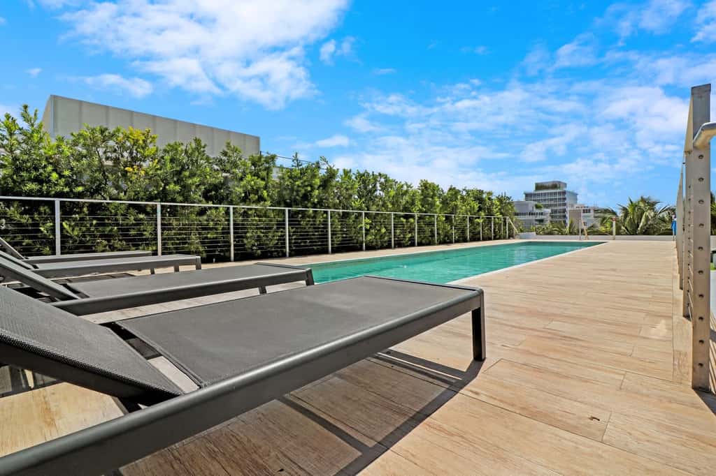 Roami at 250 Collins | Pool | Next to Beach | 1BR