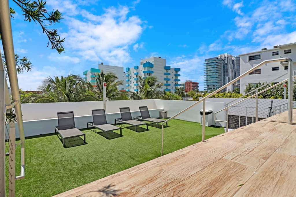 Roami at 250 Collins | Pool | Next to Beach | 1BR