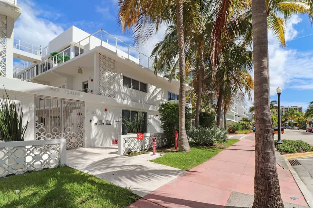 Roami at 250 Collins | Pool | Next to Beach | 1BR