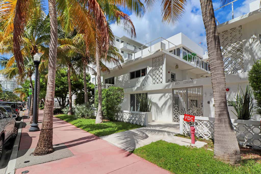Roami at 250 Collins | Pool | Next to Beach | 1BR