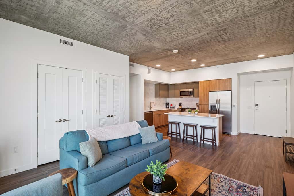 Cozysuites Adeline 1BR - valet parking, gym, pool!